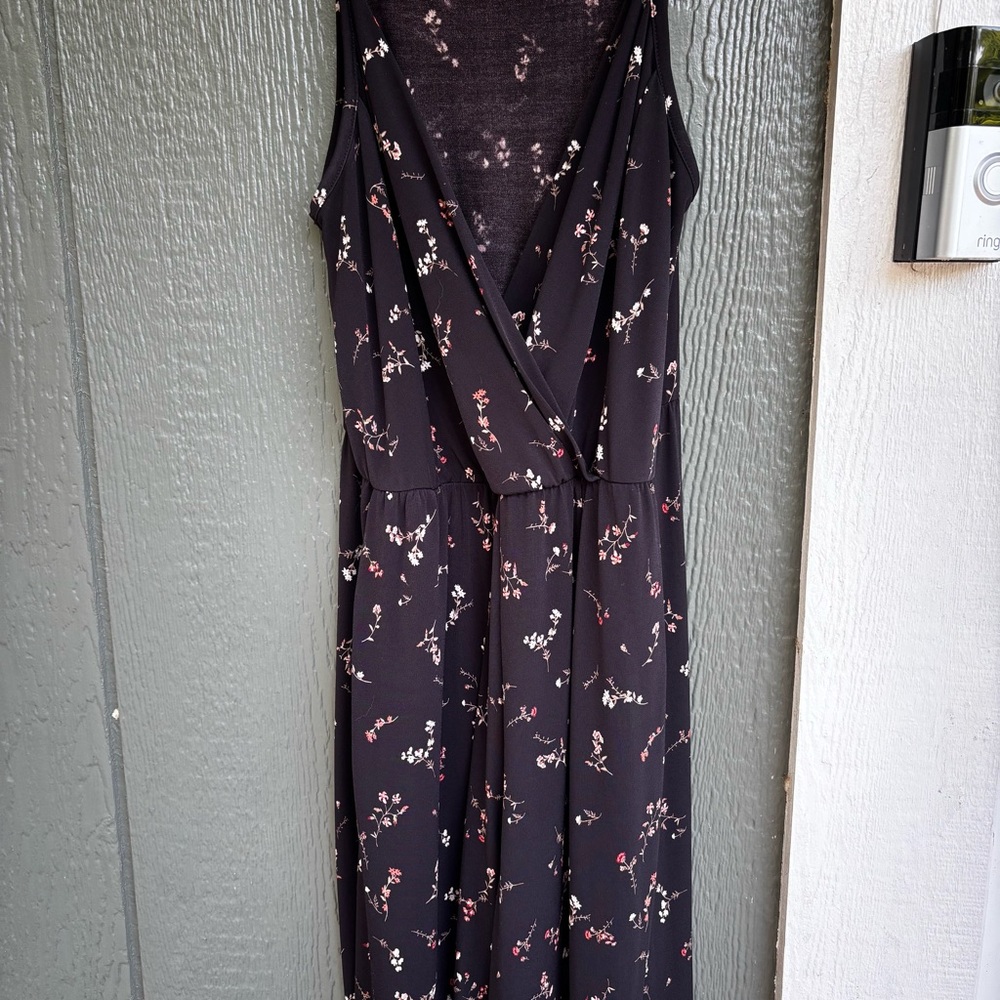 Kaileigh Floral V-Neck Jumpsuit - Size Medium - Picture 10 of 11